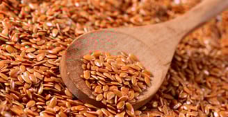 Semillas de linaza en un tazón: pequeñas pero ricas en omega-3 y fibra, perfectas para cuidar la sal