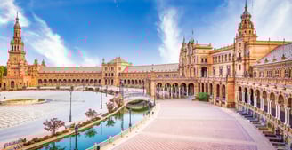 Vista da Plaza de España em Sevilha, com sua imponente arquitetura e canais.