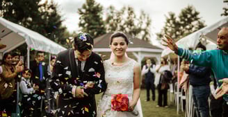 Fotografia de la salida de los novios en su día de matrimonio