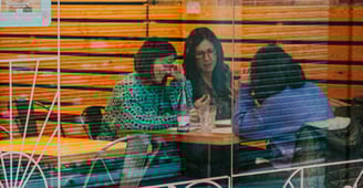 Clientes disfrutando en el interior acogedor de Santa Lola Santa Coloma