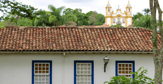 Casa e Igreja Histórica, no Centro Histórico de Tiradentes, Minas Gerais