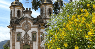 Faixada da Igreja São Francisco de Assis na cidade Histórica de Ouro Preto, em Minas Gerais
