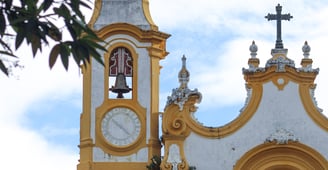 Torre, Sino e a Cruz da Igreja Matriz de Santo Antônio em Tiradentes, Minas Gerais