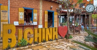 Letreiro de Bichinho, com a Galeria do Distrito ao Fundo no Distrito de Prados, Perto de Tiradentes