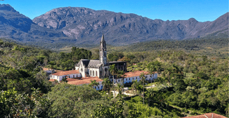 Santuário do Caraça com a Serra do Caraça ao Fundo, em Minas Gerais