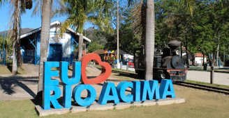 Letreiro Escrito Eu Amo Rio Acima, na Estação Ferroviaria Histórica e Uma Maria Fumaça em Exposição