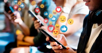 Jóvenes interactuando con sus teléfonos móviles mientras los íconos de 'likes' de Instagram emergen