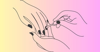 La imagen muestra tres manos femeninas. Dos se encargan de embellecer las uñas de la otra mano.
