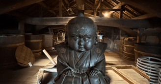 Expert analysant l’authenticité d’une pièce japonaise