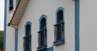 Janelas da Igreja Histórica no Centro Histórico de São Bartolomeu, Distrito de Ouro Preto