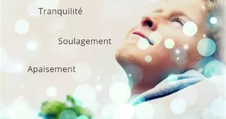 Visage de femme tourné vers le haut yeux ouverts avec inscription tranquilité soulagement apaisement