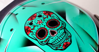 Casque peint en turquoise avec décoration tête mexicaine floral 