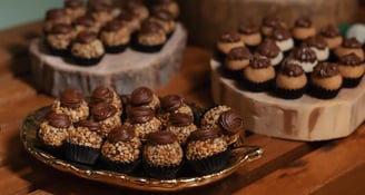 Uma variedade de deliciosos doces decorados com chocolate e amendoim, servidos em um prato elegan