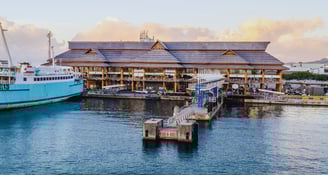 foto da vista do porto em papeete no tahiti chegando de navio
