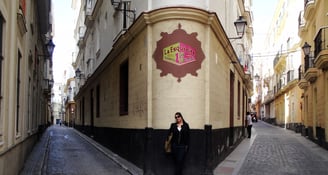 Foto da autora em La Esquinita, tradicional restaurante em Cádiz.