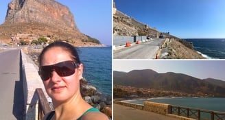 Foto da autora na entrada da cidade de Monemvasia.