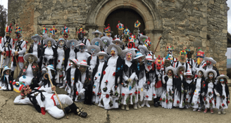 Botargas y Mascaritas de Almiruete posando en la fiesta popular del carnaval