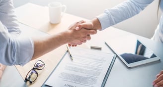 Perito judicial forense en informática analizando pruebas digitales para casos legales