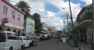 Vista da rua no centro de St. John, Antigua.