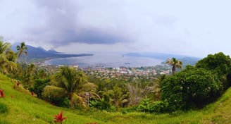 Vista do vulcão e mar em Rabaul.