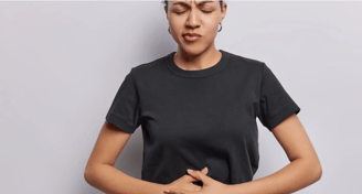 mulher com colica menstrual desconforto abdominal