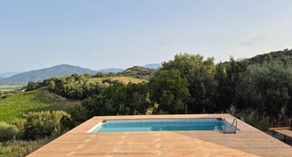 a pool with a wooden deck and a wooden deck, bois douglas, terrasses, pergolas, carport, cloture