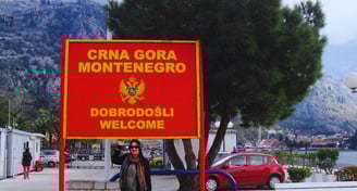 foto da autora na  chegada no porto de Kotor 