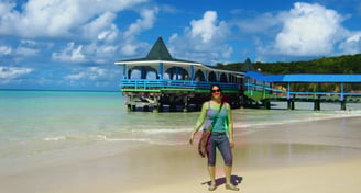 Autora na casa azul, na praia Dickinson, St. John, Antigua.