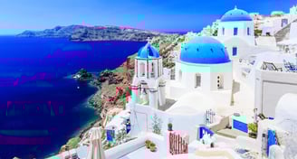 Vista de Santorini ao fundo mar azul.