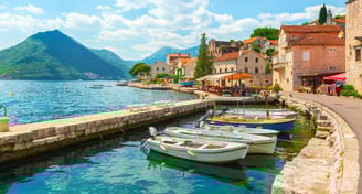 foto da vista da cidade de Perast em Montenegro 