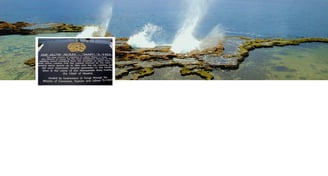 Blowholes em ação na costa de Nuku’alofa, Tonga, com jatos de água subindo ao céu e mar azul.