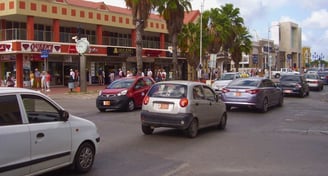 Lojas próximas ao porto de Aruba.