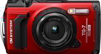 OM System Tough TG-7, Sensor: CMOS de 12 MP, Video: 4K a 30 fps.