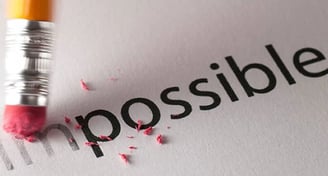 mot impossible le i et le m presque effacés par un crayon gomme pour aboutir à possible avec la PNL