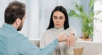 Femme en état hypnotique avec lévitation du bras gauche initiée par son thérapeute
