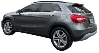 Uma Mercedes benz cinza, modelo GLA 200