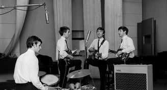 Os Beatles no Abbey Road Studios gravando seu primeiro album  em 11 de Fev 1963