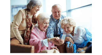Groupe de seniors qui utilisent un smartphone