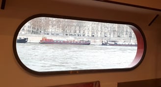 Vue du fleuve à travers un sabord oblong