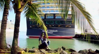 foto da autora ao lado do navio queen em linom puntarenas costa rica