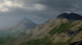 Pic des Trois Evêchés et Goléon sous une lumière d'orage