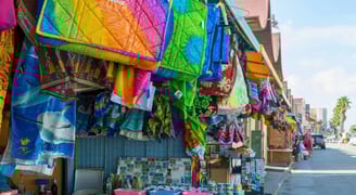 Lojinhas de rua coloridas no centro de Oranjestad, em Aruba, com souvenirs típicos .