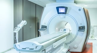 une machine d'IRM dans une chambre d'hôpital