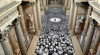 Retratos em preto e branco de centenas de pessoas cobrindo o chão interno do Panthéon em intervenção