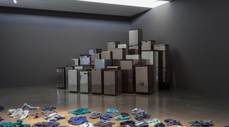 Esculturas com espelhos e máscaras – Kader Attia
