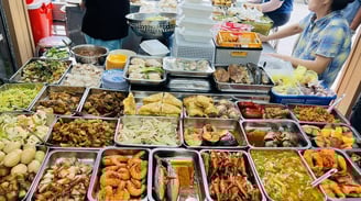 Đơn hàng nữ bán cơm 