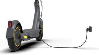 patinete electrico enchufado a la corriente