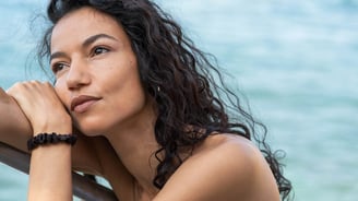 portrait intemporel d’une femme avec la mer en arrière-plan, ambiance douce méditerranéenne