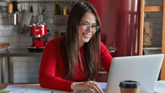 Curso de inglês online para adultos na Metropolis Idiomas — mulher estudando em casa.