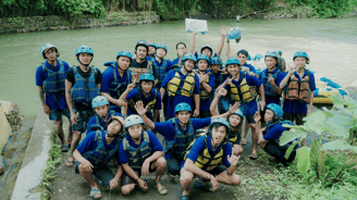 Peserta rafting sungai elo magelang ber foto bersama di rest area menunjukka kebahagian